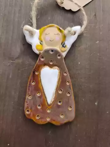 Anioł ceramiczny uśmiechnięty