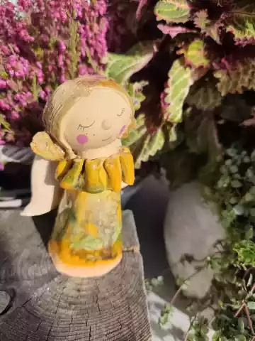 Anioł ceramiczny w pomarańczowej sukience