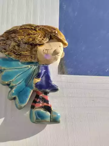 Lustro w drewnianej ramie bielone z aniołem ceramicznym