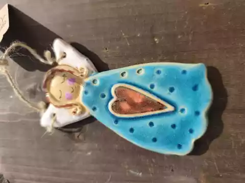 Anioł ceramiczny uśmiechnięty