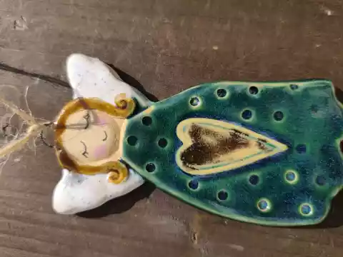Anioł ceramiczny uśmiechnięty
