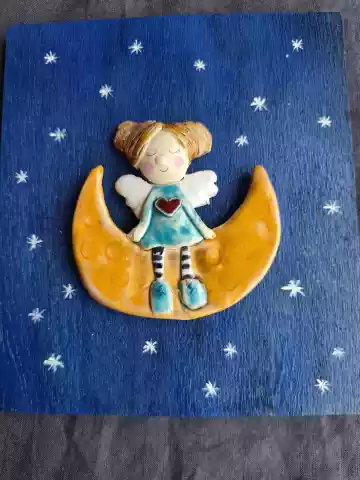 anioł ceramiczny na desce