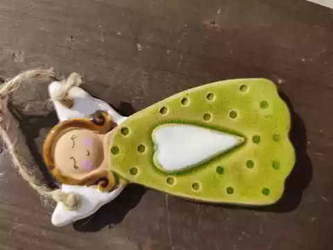 Anioł ceramiczny uśmiechnięty