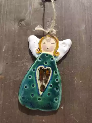 Anioł ceramiczny uśmiechnięty