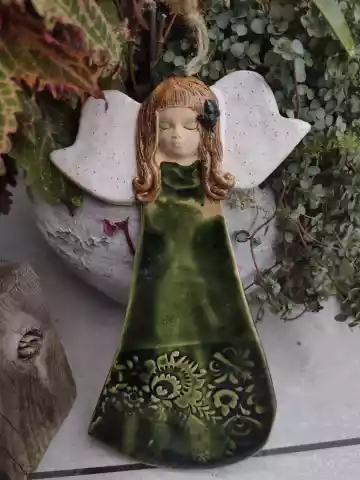 Anioł ceramiczny w zielonej sukience
