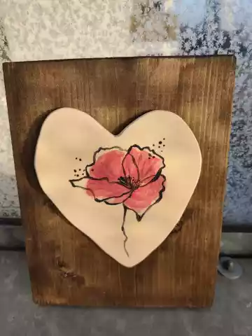 Serce ceramiczne mak na desce 2