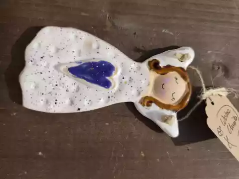 Anioł ceramiczny uśmiechnięty