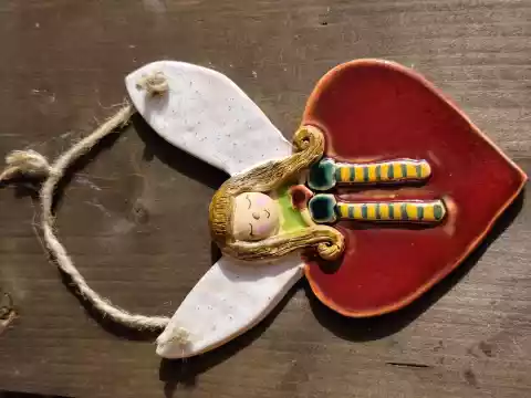 Anioł ceramiczny na sercu