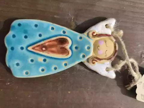 Anioł ceramiczny uśmiechnięty