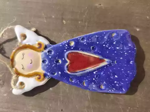 Anioł ceramiczny uśmiechnięty