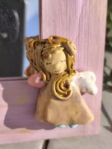 Lustro w różowej ramie z aniołem ceramicznym