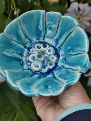 Kwiat ceramiczny - poidło do ogrodu