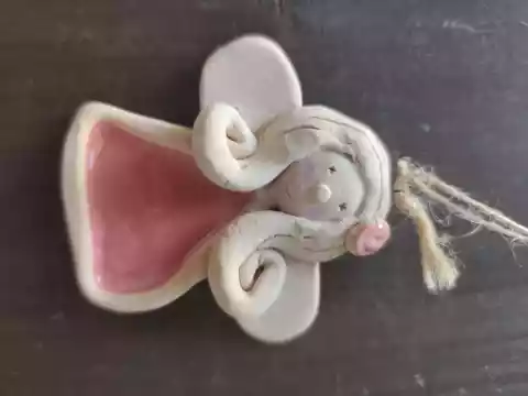 Anioł ceramiczny w kolorowej sukience
