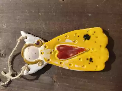 Anioł ceramiczny uśmiechnięty