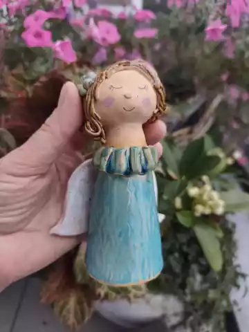 Aniołek ceramiczny w błękitnej sukience z falbanką