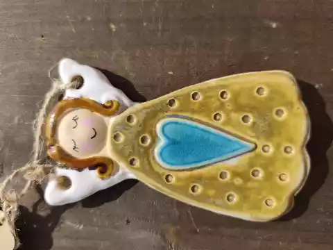Anioł ceramiczny uśmiechnięty