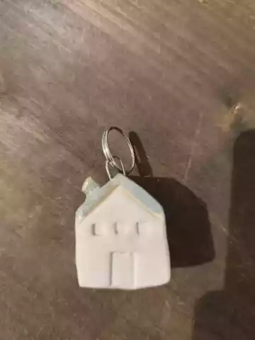 domek ceramiczny brelok do kluczy, lub zawieszka