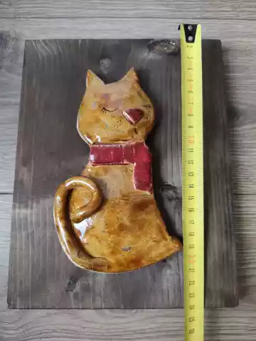 kotek ceramiczny na desce