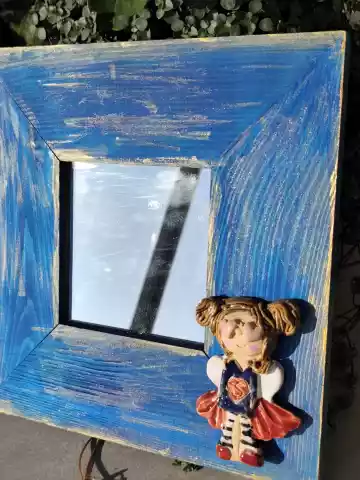 Lustro w drewnianej ramie z aniołem ceramicznym do zadań specjalnych