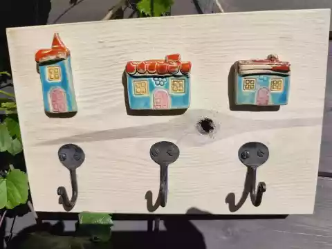 Wieszak ceramiczny z domkami