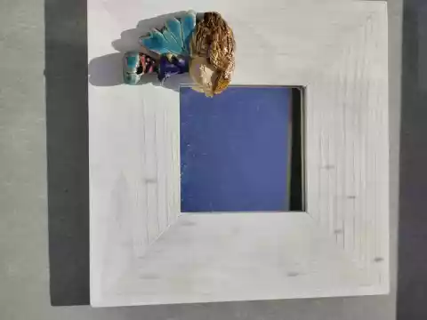 Lustro w drewnianej ramie bielone z aniołem ceramicznym