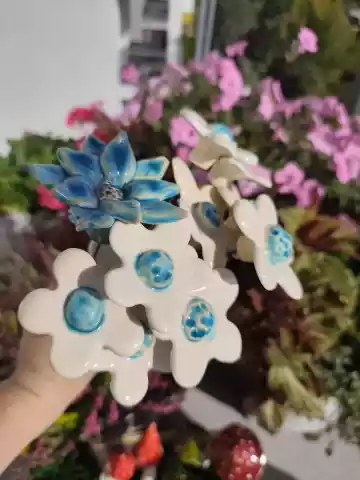 Ceramiczne białe kwiatki