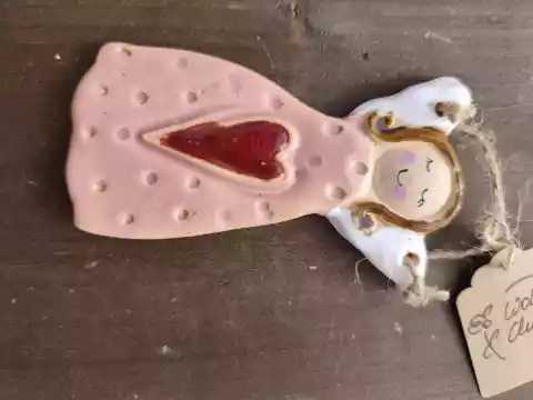 Anioł ceramiczny uśmiechnięty