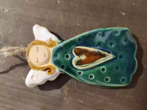 Anioł ceramiczny uśmiechnięty