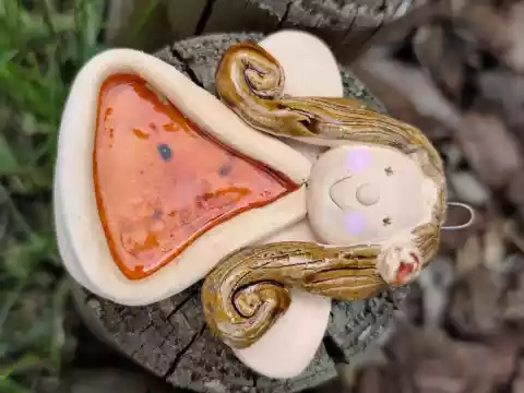 Anioł ceramiczny w kolorowej sukience