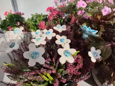 Ceramiczne białe kwiatki