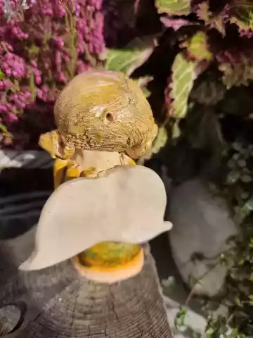 Anioł ceramiczny w pomarańczowej sukience