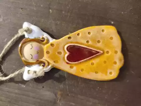 Anioł ceramiczny uśmiechnięty