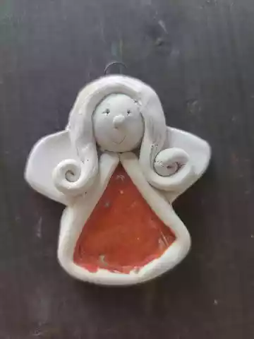 Anioł ceramiczny w kolorowej sukience