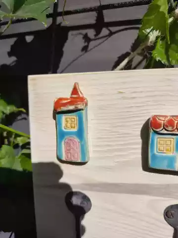 Wieszak ceramiczny z domkami