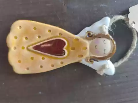 Anioł ceramiczny uśmiechnięty
