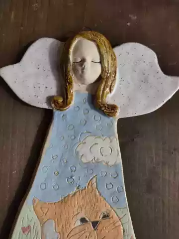 Anioł ceramiczny z kotkiem