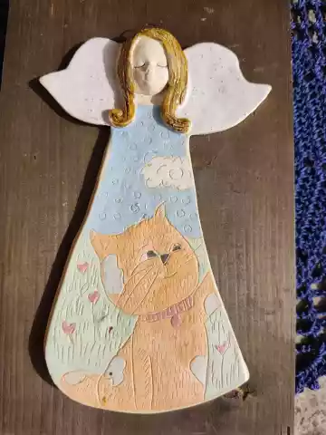 Anioł ceramiczny z kotkiem