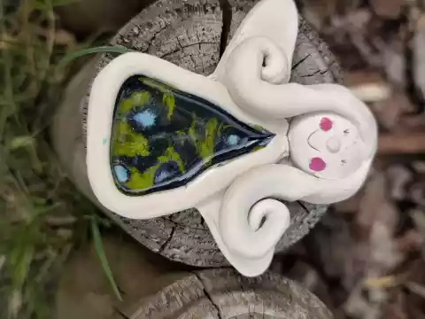 Anioł ceramiczny w kolorowej sukience