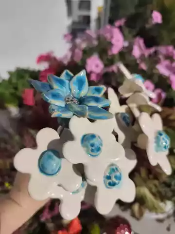 Ceramiczne białe kwiatki