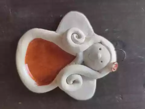 Anioł ceramiczny w kolorowej sukience