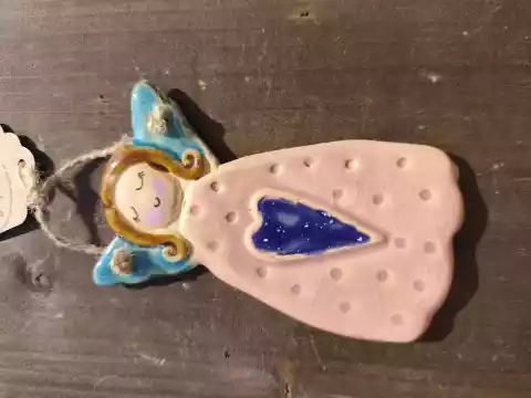 Anioł ceramiczny uśmiechnięty