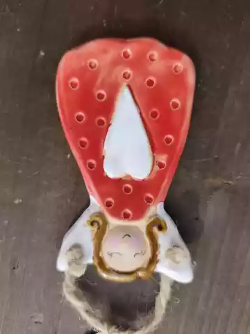 Anioł ceramiczny uśmiechnięty