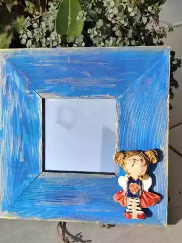 Lustro w drewnianej ramie z aniołem ceramicznym do zadań specjalnych