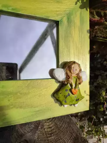 Lustro w zielonej ramie z aniołem
