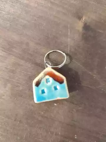 domek ceramiczny brelok do kluczy, lub zawieszka