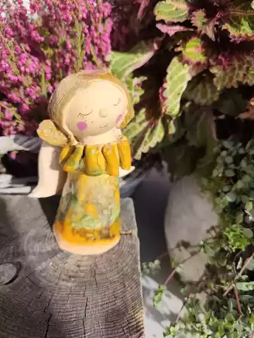 Anioł ceramiczny w pomarańczowej sukience