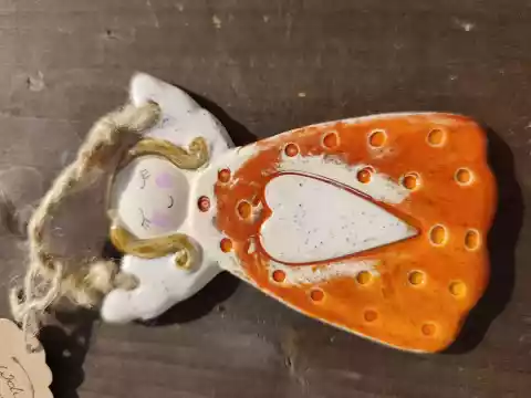 Anioł ceramiczny uśmiechnięty