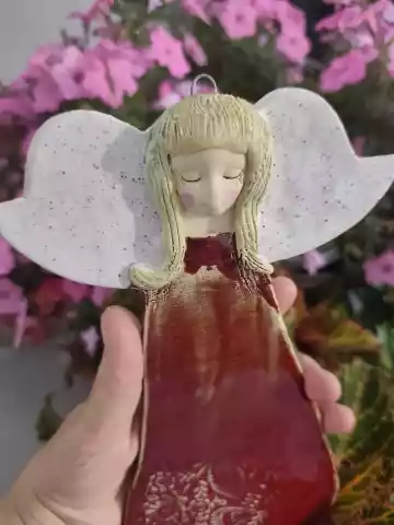 Anioł ceramiczny w wiśniowej sukience