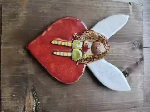aniołek ceramiczny na desce