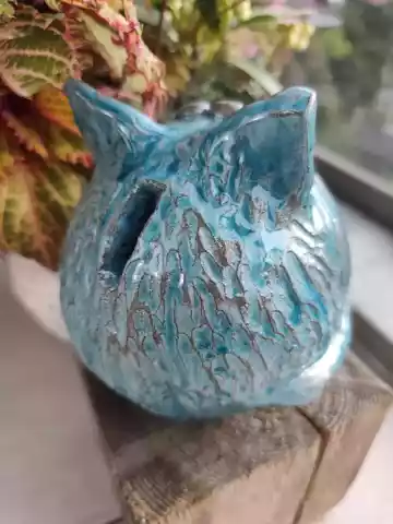 Skarbonka ceramiczna kot kuleczka z otworem